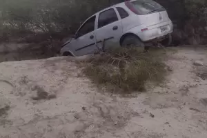 Pomn: Se qued dormido al volante y derrap en la banquina