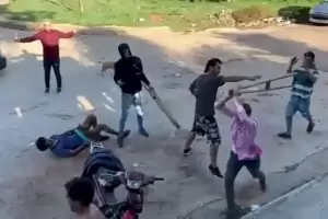 Video: Le quitaron las muletas para pelearse y lo dejaron tirado