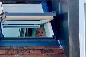 Construy una ventana, puso un maniqu que miraba a los vecinos y ellos lo llevaron a juicio