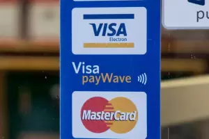 Visa y Mastercard suspendieron todas sus operaciones en Rusia