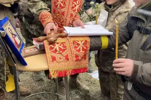 Video: Dos soldados ucranianos se casaron en la frontera de Kiev