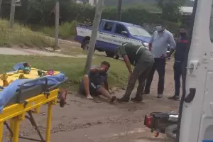 Joven vctima de arrebato persigui al motochorro, lo derrib de la moto y termin en el hospital