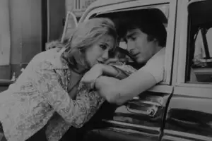 50 aos de Rolando Rivas, taxista: la primera novela vista por varones y el amor real pero trunco de los protagonistas