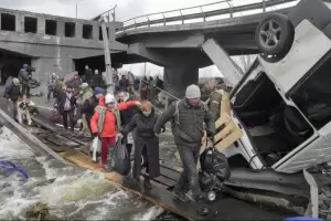 A pesar de los bombardeos, Rusia anuncia la apertura de corredores para evacuar civiles