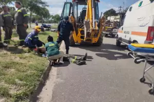 Municipal intent subirse a retroexcavadora en movimiento, resbal y fue aplastado
