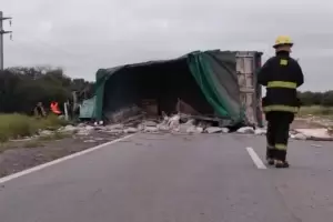 Muri un hombre al quedar aplastado en el habitculo de un camin que volc espectacularmente
