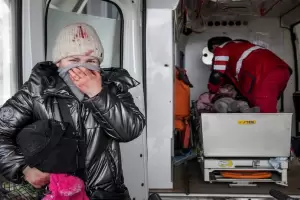 Rusia de bombarde un hospital materno-infantil en Mariupol