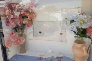 Robaron 9 placas de bronce en el Cementerio de Lampacito en Santa Mar�a