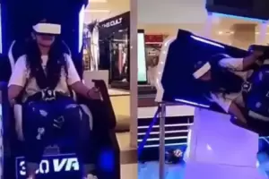 Video: Se cay de un simulador de realidad virtual y pens que era parte de la experiencia