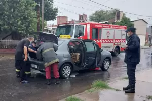 Un automvil de alquiler se prendi fuego tras una explosin en el asiento de atrs