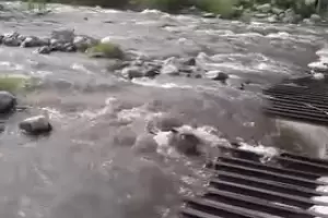 Tras las intensas lluvias creci el ro El Tala