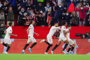 El Sevilla de los argentinos sac una pequea ventaja en la serie ante West Ham