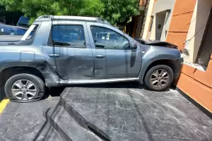 Tras un fuerte impacto una camioneta choc contra una vivienda