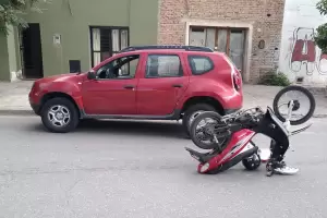 Fuerte choque entre una camioneta y una moto