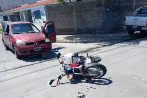 Fuerte choque entre una motocicleta y un automvil