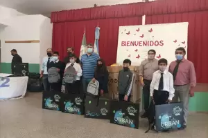 Educacin entreg mochilas tcnicas a alumnos de la EPET 2 de Beln