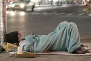 Dos motochorros asaltaron a un indigente: Le robaron la comida y hasta los calzoncillos