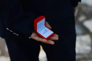 Le propuso matrimonio a su novia en la playa, pero se le cay el anillo y se lo llev el mar