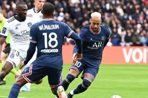 Entre silbidos, el PSG venci� al Bordeaux y contin�a en lo m�s alto.