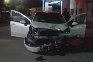 Chocaron un automvil y una moto: por la gravedad del impacto, hay dos heridos