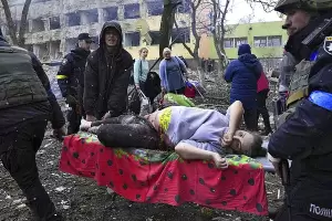 Murieron la mujer embarazada y su beb smbolos del salvaje ataque ruso contra la maternidad en Mariupol