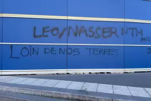 Todo mal: pintadas de los ultras del PSG en el estadio y el campo de entrenamiento