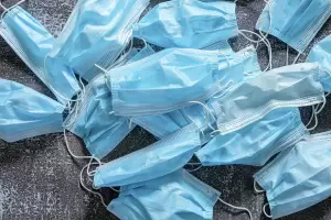 Iniciativa argentina: Proponen incorporar barbijos en el pavimento para reducir su impacto ambiental