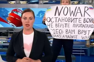 Fue detenida la periodista que apareci en la televisin rusa con un cartel contra la guerra en Ucrania