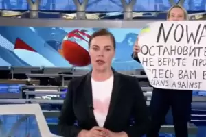 La periodista rusa que interrumpi un noticiero con un cartel dijo que buscaba exponer la propaganda