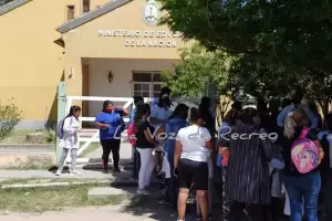 Padres tomaron la Escuela Primaria n 216 de San Antonio de La Paz