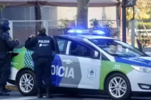 Un polica apual a su ex pareja, a la hija y a un militar