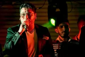 Entre R�os: Una fan quiso besar a Uriel Lozano y su pareja se subi� al escenario para golpearlo