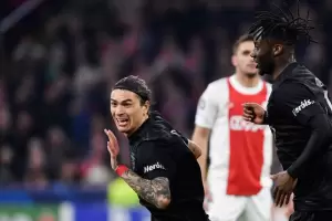 Benfica venci al Ajax y sigue en carrera en la Champions