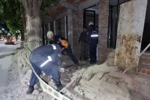 Santa Mara: cay una pared de adobe sobre un menor de un ao y lo trasladaron al "Eva Pern"