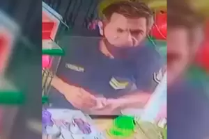 Un polica rob un mueco de Dragon Ball en un quiosco y fue detenido