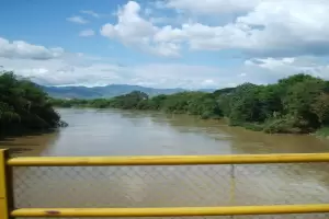 Horror: Una madre tir al ro a su hijo de 6 aos "porque no poda mantenerlo" y casi muere ahogado