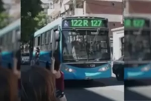 Video: Apedre a un colectivo porque tard mucho en llegar
