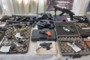 Se hizo pasar por fiscal, lo detuvieron y, cuando allanaron su casa, encontraron un arsenal