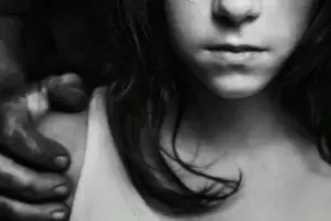 Violaba a su hijastra de 8 aos y la filmaba