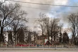 Rescatan a 130 sobrevivientes en el teatro bombardeado en Maripol