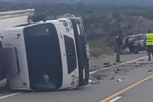 Tremendo choque entre una camioneta y un camin en la Ruta 40