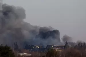 Se intensifican los ataques: bombardearon las inmediaciones del aeropuerto de Lviv