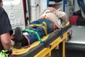 Predio Ferial: obrero desmalezaba, le cay una rama y se fractur la pierna