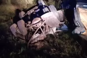 Un polica haca dedo, se subi a un camin que volc y muri