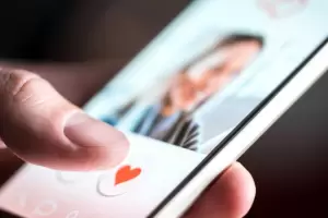 La estafadora argentina de Tinder: Enga�� a un joven durante a�os y le rob� $4,5 millones