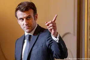 Emmanuel Macron sorte las mociones de censura e impone su cuestionada reforma jubilatoria