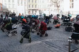 Cochecitos vacos, la imagen que simboliza a los nios muertos por invasin rusa en Ucrania