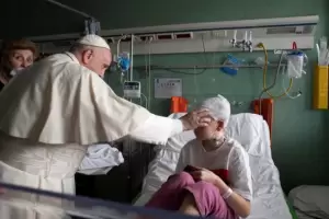 El papa Francisco visit a nios ucranianos que huyeron de la invasin rusa