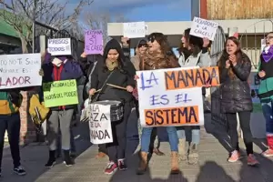 Absolvieron a tres jvenes acusados de violar en grupo a una adolescente