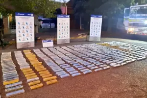 Una joven de 19 a�os guardaba droga valuada en $80 millones bajo la cama y fue detenida